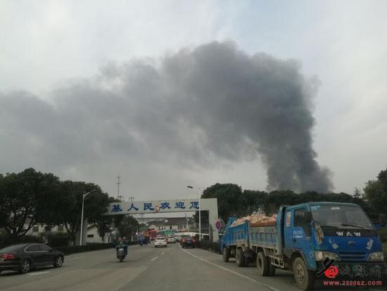 苏州工厂突发火灾十公里外可见浓烟 暂无人员伤亡