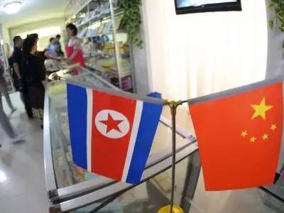 让中朝关系彻底破裂不符合平壤的利益,因为它在现有体制下与美韩完全改善关系几无可能。即使美韩肯向平壤展开怀抱,这对后者也是不可承受的险棋。要融入美韩的体系,意味着朝鲜必须开放,它将带来平壤的政治风险,而美韩肯定不会帮朝鲜克服那样的风险,它们更可能选择趁机颠覆朝鲜政权。