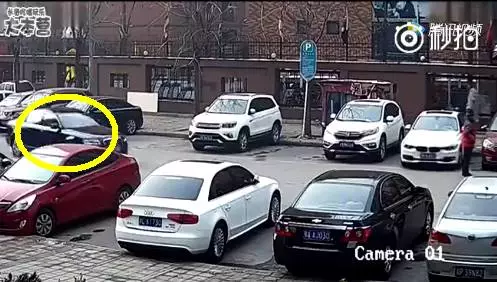 只见它自左往右慢慢行驶