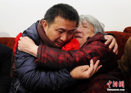 资料图：2016年2月2日上午，结束23年冤狱的陈满回到四川绵竹老家，见到阔别已久的家人。安源 摄