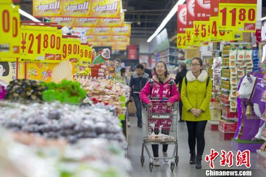 资料图:山西太原,民众在超市选购生活用品。 张云 摄