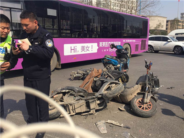 被撞毁的摩托车