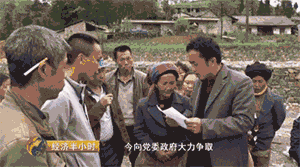 原来按照当地建房补助资金的拨付方法,贫困户们必须先打起地圈梁才能拿到补助资金的50%,即2万元。可是初步测算下来,要想完成房屋的基础工程需要花费2万元左右,对于这些年收入不足2800元的建档立卡贫困户来说,2万元无疑是个天文数字。没有钱就动不了工,整个安置点的施工进度就会受到影响。