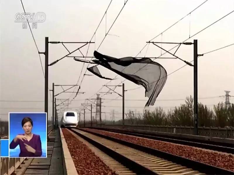 据郑州高铁供电段人员介绍，每年的12月份到来年4月份，是当地大风天气的高发期，在这4个月里，郑州铁路局管辖内出现的轻飘物故障占全年高铁故障总量的70%以上。