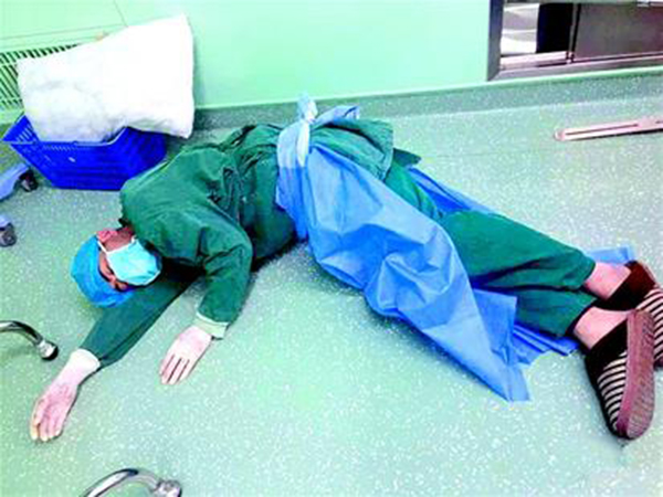 湖北医生连做四台手术 又饿又困倒在地板上睡
