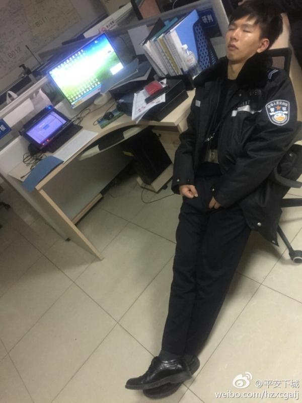 一张是一位年轻警察仰面躺在办公室椅子上睡着了,桌上两台电脑开着,旁边放着一堆资料;