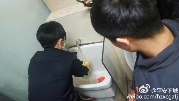 另一张是一位警察戴着口罩、胶皮手套,在水龙头下清洗什么。