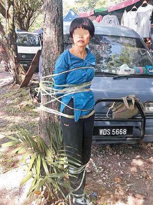 港媒:内地女子在马来西亚行骗 被居民围捕绑树