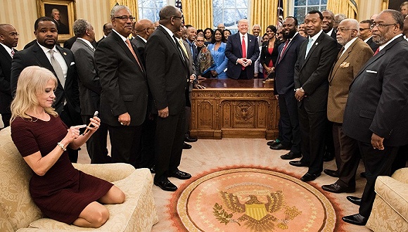 当地时间2017年2月27日，美国总统特朗普在白宫会见非裔历史名校的领导。顾问康韦坐在一旁。来源：视觉中国