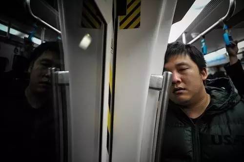 在房价不断攀升的现代都市,交通工具和房价可以在一定程度上相互替代。2009-2010年,我曾在美国哈佛大学从事一年博士后研究。哈佛所在地坎布里奇市拥有哈佛、MIT(麻省理工学院)两所世界顶尖学府,因此房价很高。