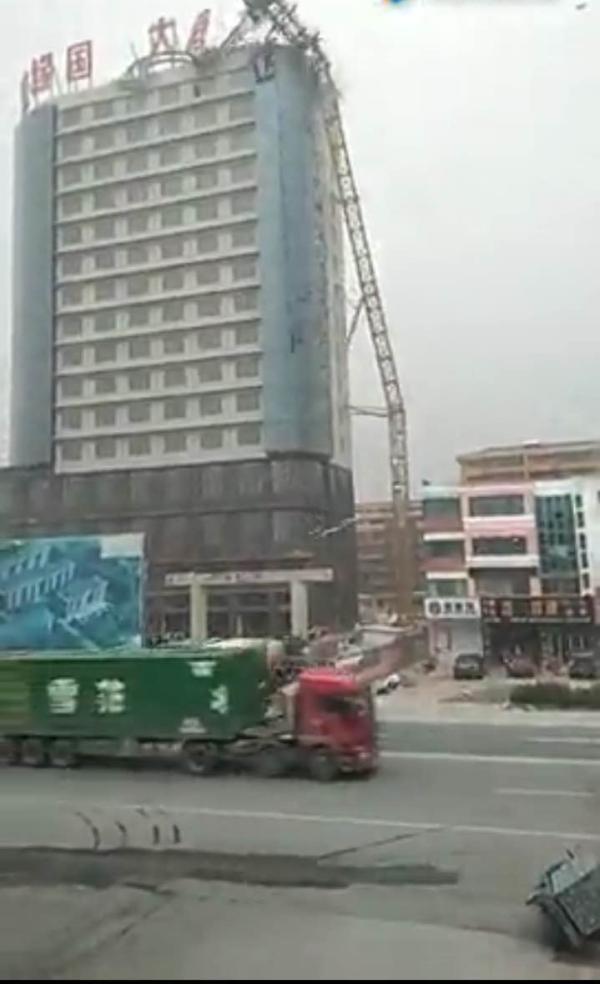 同时,阜宁县城南菜场附近的施工工地广告也发生倒塌,致一人.