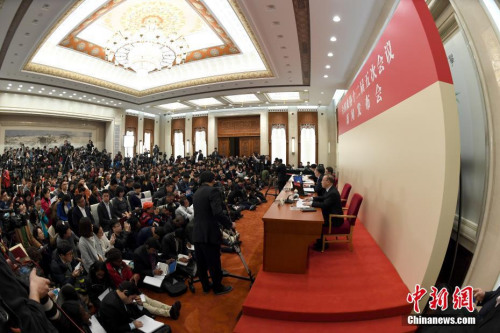 3月2日，全国政协十二届五次会议新闻发布会在北京人民大会堂举行，大会新闻发言人王国庆答中外记者提问。中新社记者 侯宇 摄