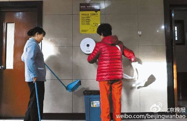 如廁婦女拽出的手紙長有幾米（圖片來自《北京晚報》）