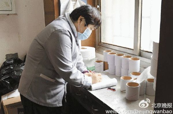 保潔員每補充一卷手紙都要及時登記，而剩下的紙芯也要回收（圖片來源於《北京晚報》）