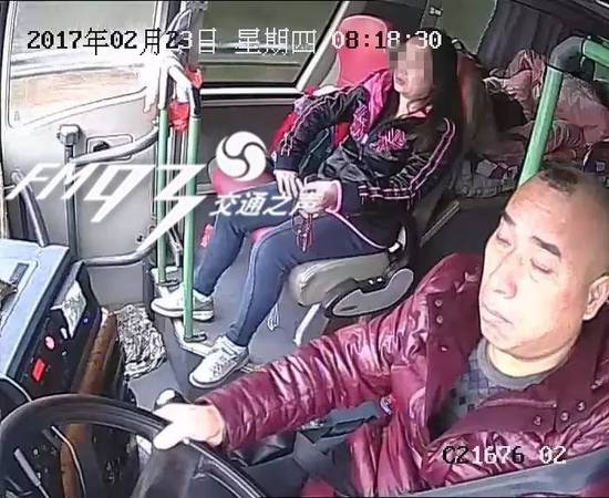 据王某供述,前一晚公司给了200元,让他去接客人的站点附近找个旅店休息,王某为了省钱,就在车上睡了一晚。凌晨4点多,王某起床开车接客人,装行李。5点多,等所有乘客落座,王某随即开车出发。到事故发生前,仅在台州服务区停了十分钟左右。