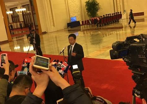 教育部长陈宝生在“部长通道”回答记者提问。