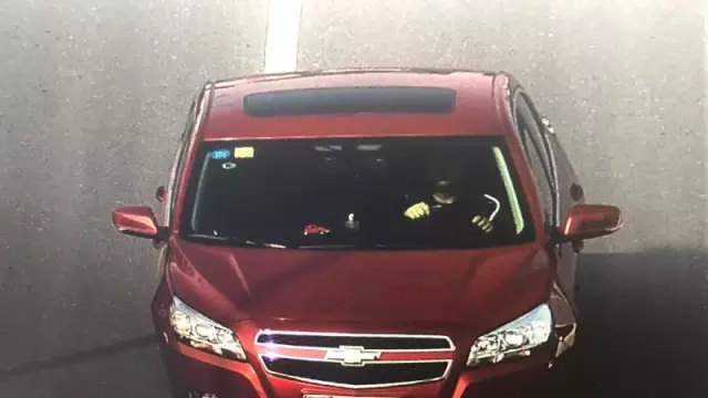 嫌疑人开车到达事发小区