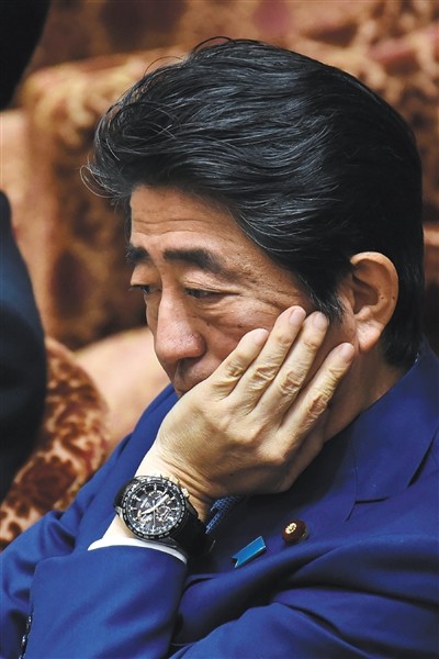 2月24日,日本东京,首相安倍晋三在国会众议院