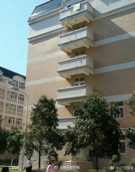 3月2日，在河南工业大学一女生楼出现了这么惊人的一幕：两名女生从6楼垂下长长的“绳索”把外卖大妈送来的外卖小心翼翼吊上来！仔细一看，这条“绳索”不简单，是用近10条床单、被单拼接而成！厉害了word姐，为了省下爬楼的力气，真是费尽了心血啊。