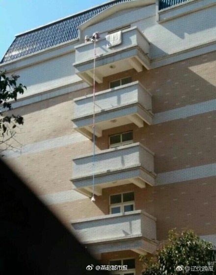 3月2日，在河南工业大学一女生楼出现了这么惊人的一幕：两名女生从6楼垂下长长的“绳索”把外卖大妈送来的外卖小心翼翼吊上来！仔细一看，这条“绳索”不简单，是用近10条床单、被单拼接而成！厉害了word姐，为了省下爬楼的力气，真是费尽了心血啊。
