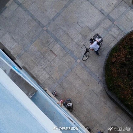 3月2日,在河南工业大学一女生楼出现了这么惊人的一幕:两名女生从6楼垂下长长的“绳索”把外卖大妈送来的外卖小心翼翼吊上来!仔细一看,这条“绳索”不简单,是用近10条床单、被单拼接而成!厉害了word姐,为了省下爬楼的力气,真是费尽了心血啊。