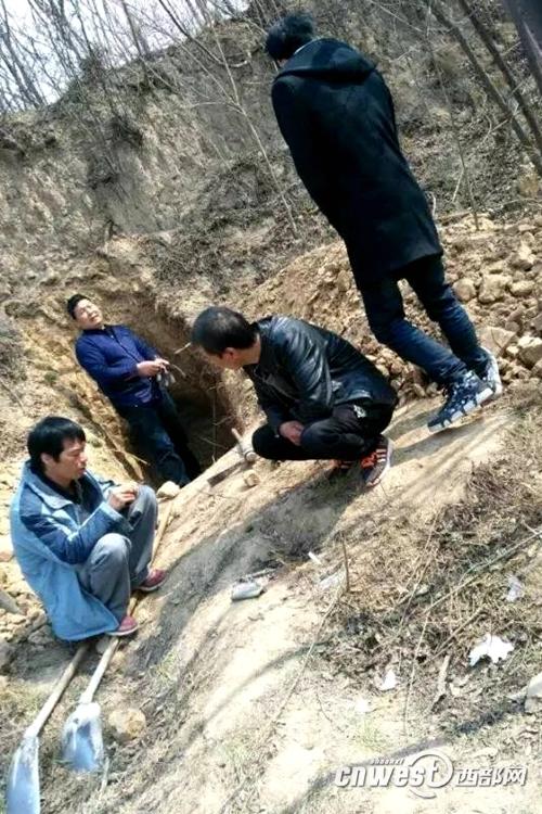 村民在秦阿房宫遗址下取土保护中心:已回填