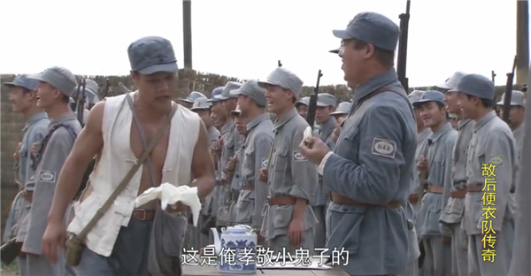 只见他拿起包子,咬了一口,随手一丢,竟然炸了!