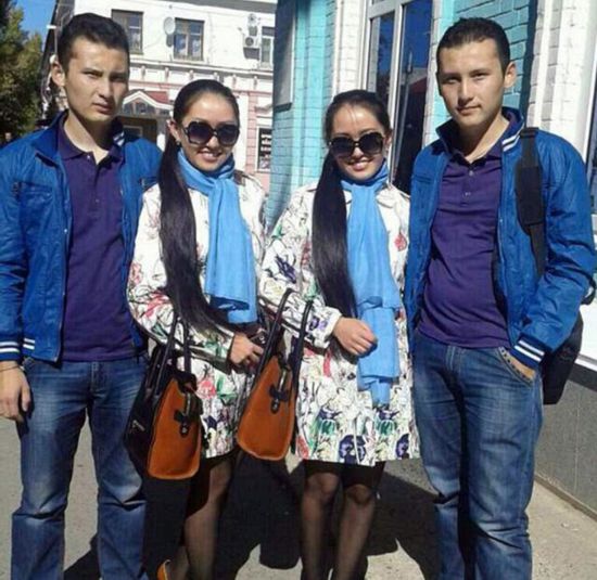 据英国《每日邮报》3月2日报道，哈萨克斯坦一对同卵双胞胎姐妹在同一天穿着相同的嫁衣，嫁给了一对同卵双胞胎兄弟。近日，姐妹俩竟同时怀上二胎，简直太巧了!