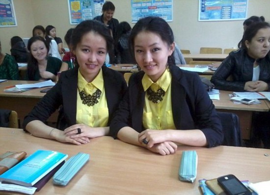 據英國《每日郵報》3月2日報道，哈薩克斯坦一對同卵雙胞胎姐妹在同一天穿著相同的嫁衣，嫁給了一對同卵雙胞胎兄弟。近日，姐妹倆竟同時懷上二胎，簡直太巧了!