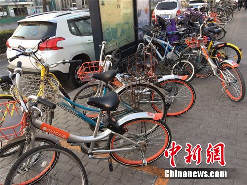 两辆单车“加塞”停放,占用了部分公共道路。中新网 吴涛 摄