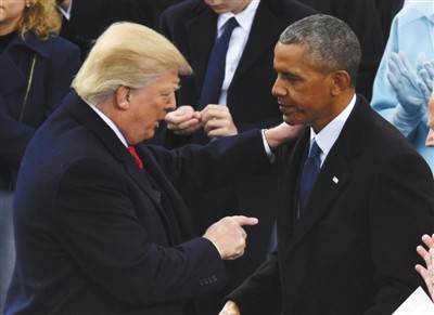 当地时间2017年1月20日，美国华盛顿，在就职典礼上，美国新任总统特朗普和上任总统奥巴马交谈。图/视觉中国