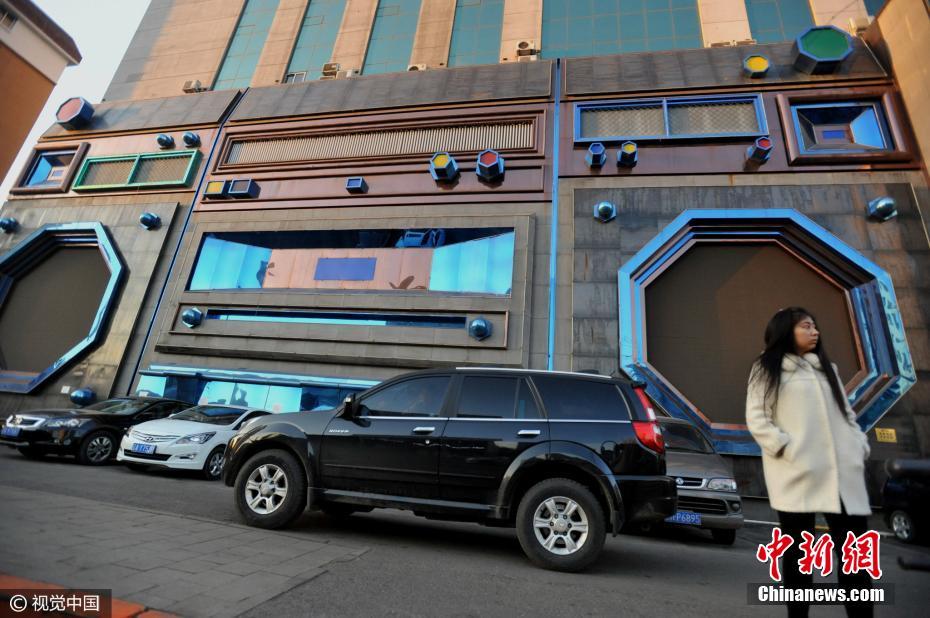 一位附近居住的市民说:“这里是一家KTV练歌房,这样的装修倒是蛮有创意的。看到这样的装修风格,让我想起了二十几年前十分流行的录音机,现在这样的东西已经在市面上难以见到了。” 视觉中国