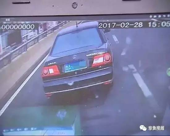 “不仅不让,还故意刹车,至少踩了三次刹车,你看这刹车灯亮吧。当时家属还说让我停车,他们要下车去理论,被我给劝住了。后来我是从这斑马线的位置超过去的,这个位置是不能走机动车的。我过去之后黑色私家车还用大灯晃我,还开车窗骂我。我开下车窗跟他说,这车上有病人,你想想要是你自己的家人你怎么办?这是我的原话。后来开过去之后再骂他,对,我也知道,但就是太生气了,着急。”沈师傅说。