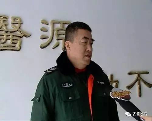 当时参与了救援的另外一名医生说,车上是一位严重撞伤的病人,在济阳当地的医院已经采取了很多抢救的措施,病情急剧直下的情况下,家属转到山大二院进行救治,但是因为病情太过严重,最终没有抢救成功。