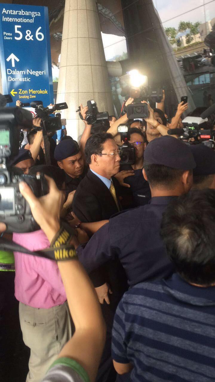 16点50左右，姜哲抵达机场。在现场媒体的堵截以及多名朝鲜使馆官员的陪同下，姜哲进入位于候机大厅深处的VIP候机室。金友松等朝鲜使馆官员随后离开机场。