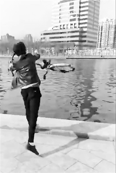 双手抬起黄色自行车,大步走向河边,随手一甩,一辆近乎崭新的ofo共享单车随即被扔进河里。近日,这样一段“怒扔天津自行车”的直播视频在网间热传并引发众多网友关注。