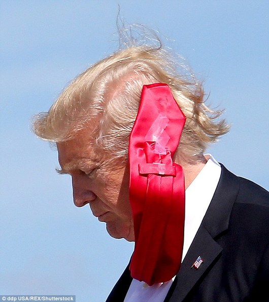 原來，為了“安撫”領帶，特朗普有自己的獨門秘籍——用膠帶固定。