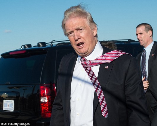 特朗普风中狂舞的领带暴露了胶带 美国网友很受伤