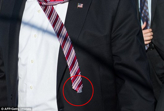 因為多次使用膠帶並且領帶太長，特朗普常被時尚界和美國網友猛批。
