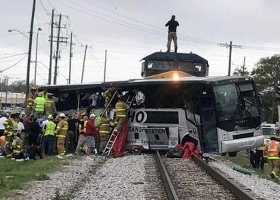 美国一货运火车与大巴相撞 至少4人死亡35人受