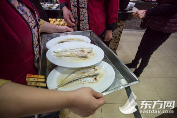 選用家養“江刀”佐以蝦籽清蒸而成的清蒸刀魚看上去非常迷人。