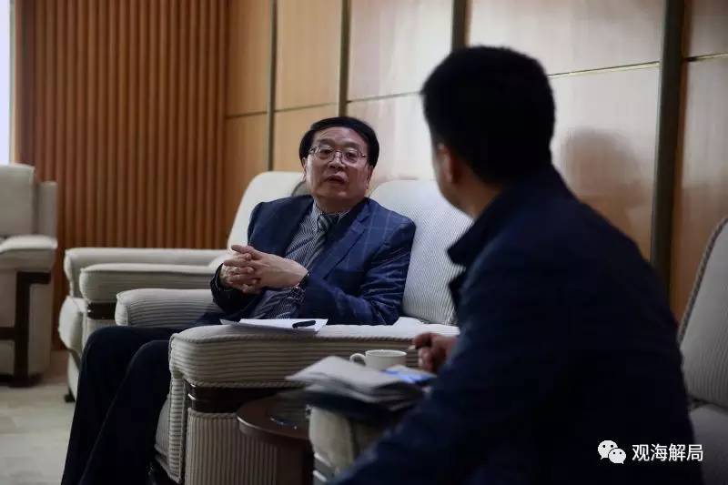 (程国平接受记者采访)