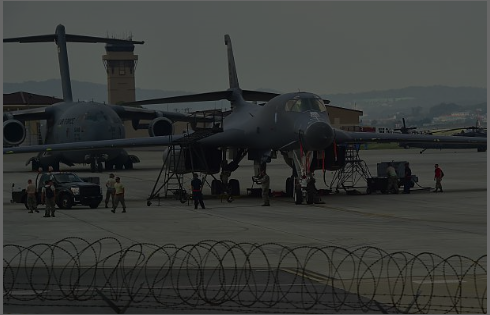 韩国乌山美军基地的美国空军B-1B“枪骑兵”超音速战略轰炸机(右)和C-17运输机(左)