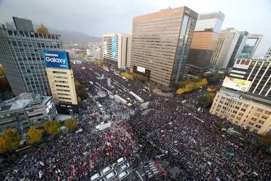 韩国民众在首尔市中心集会，要求总统朴槿惠辞职。