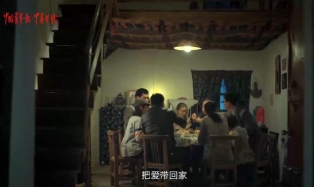 值得一提的是,微电影《家的味道》主要场景安置在大院中,导演李军在场景选择和布景上,也特意注重南北方人对于“家”的观念的共性,“让南北方人在观看时,都会感觉这是自己印象中的家。”他告诉中国青年报·中青在线记者。此外,影片中的主创人员虽已是职业演员,却也经历了几番筛选,才最终敲定。最终,该片在2016百部中国梦微电影征集活动中,成功入围“情感伦理单元最佳影片奖”提名。