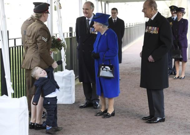 当地时间2017年3月9日，英国伦敦，英国举行新战争纪念碑揭幕仪式，纪念在伊拉克和阿富汗战争中奉献和牺牲的军民。英国女王伊丽莎白二世携王室成员出席。女王为一个献给在伊拉克和阿富汗服役英军的雕塑揭幕时，遇到一个闹别扭的小男孩，迟迟不愿向她献花。小男孩拿着花企图跑开，“我不献了！我要回家！有完没完啊！”英女王不知如何是好，只好呆呆地等。