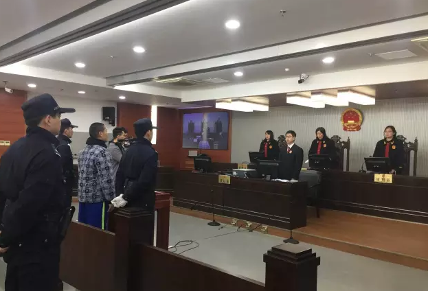 中安在线讯据芜湖新闻网报道, 还记得去年5月份的那场灭门惨案吗?因为轧死一条宠物狗,赔偿发生纠纷,光华星城小区保安周某华携带长茅,跑到受害人家中,将夫妻两人杀害,蔡某的女儿坠楼身亡,酿成灭门惨案。今天上午10点,在芜湖中院公开宣判,法院以故意杀人罪,判处被告人周少华死刑,剥夺政治权利终身。被告人周某华赔偿附带民事诉讼原告人各项经济损失十二万八千八百七十六元。周某华当庭表示不上诉。