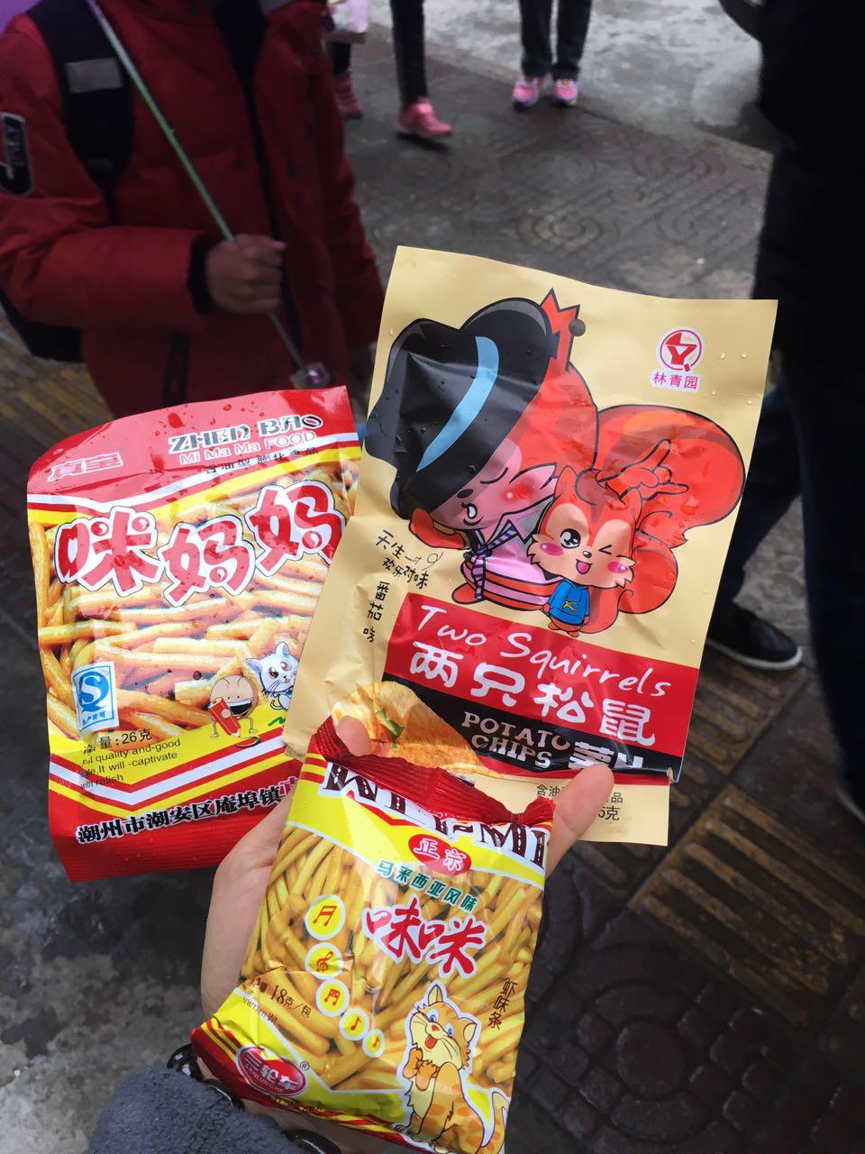 湖南星沙中南小学旁,“咪妈妈”和“两只松鼠”。