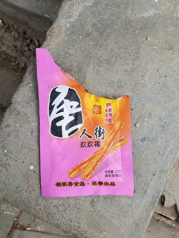 河南伊春县黄村附近,“唐人街”辣条。