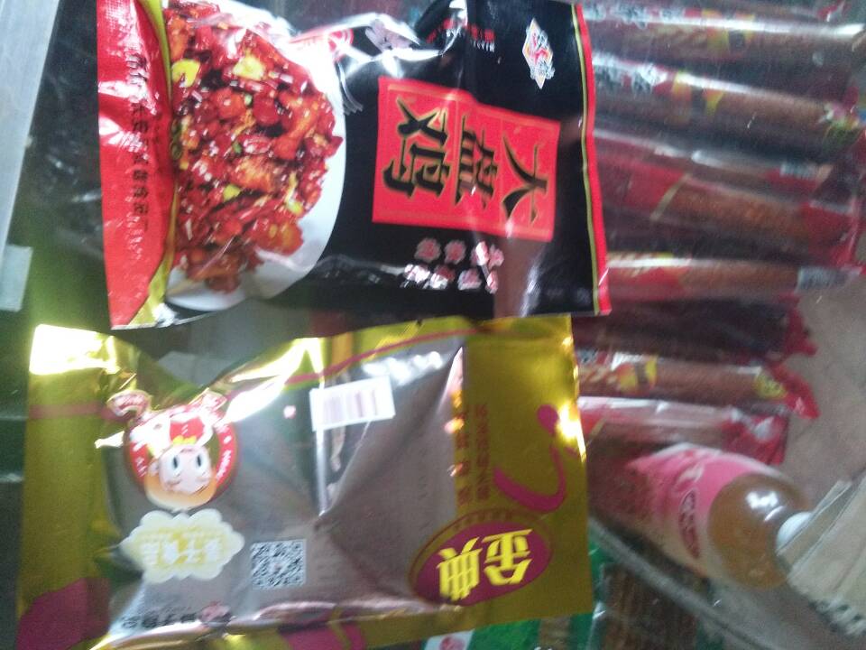 甘肃天水市武山县东沟小学旁,“大盘鸡”变成了一种零食。